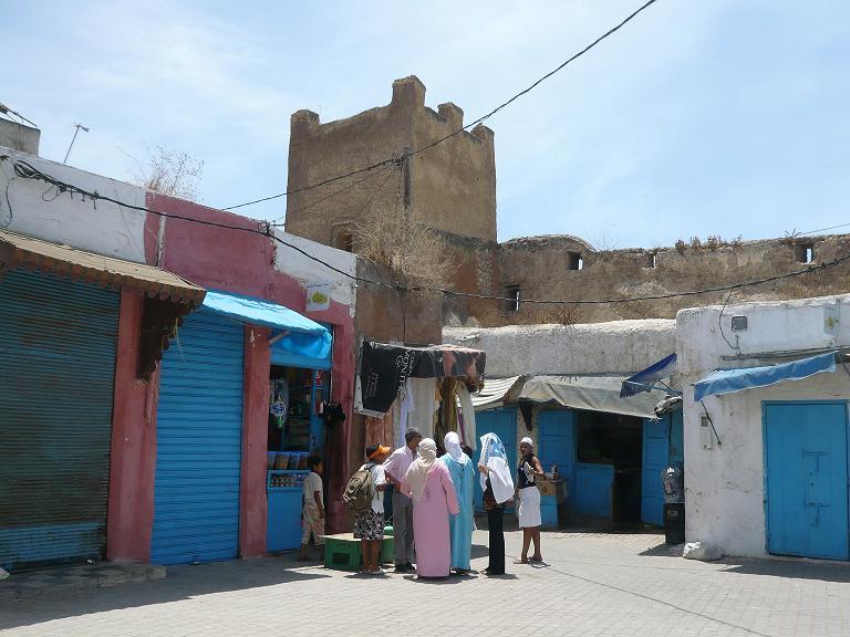  مواطن يطالب برفع الضرر على أسرته من محل لإصلاح الدراجات النارية  