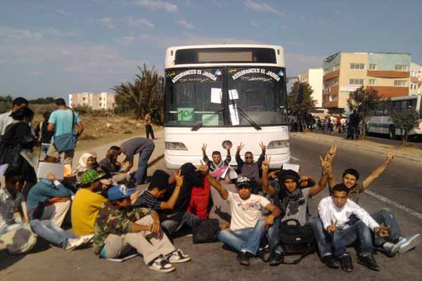  طلبة يشلون حركة «الطوبيسات» قرب جامعة شعيب الدكالي بإلقاء أجسادهم أمام عجلاتها