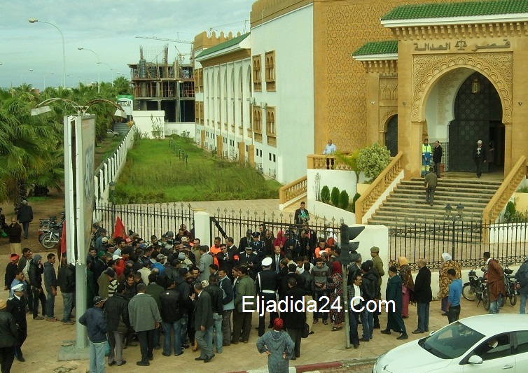 مواطنون يخرجون في مسيرة احتجاجية من دائرة آزمور وصولا الى مقر محكمة الاستئناف بالجديدة