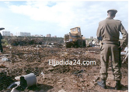 سلطات الجديدة تهدم عشرات الاكواخ والمباني الصفيحية قرب المطرح القديم للنفايات على خلفية مقال تم نشره على موقع الجديدة 24