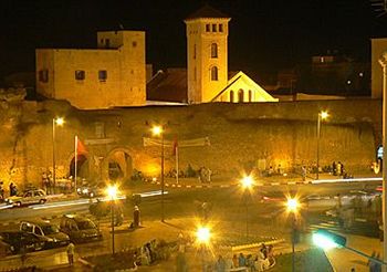 الجديدة: منحرف يهاجم بسيف رجال الشرطة وراكبي حافلات كانت متوجهة الى رحلات ترفيهية