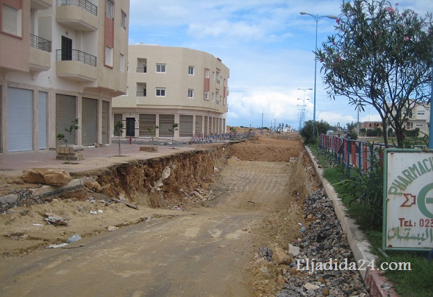 الحفر العميقة وتأخر الأشغال بشارع جبران خليل جبران بالجديدة، تهدد حياة السكان ومستعملي الطريق 