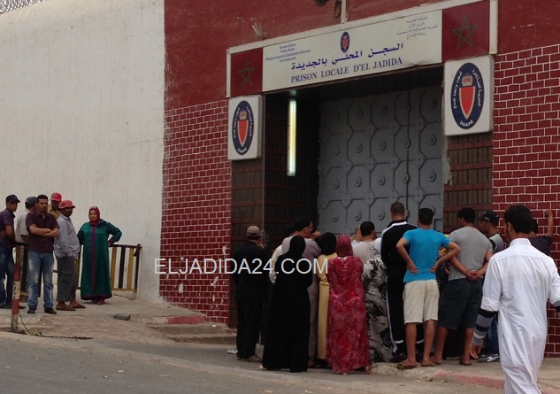 السجن المحلي بالجديدة على صفيح ساخن.. احتجاجات في أوساط السجناء وعائلاتهم يحتجون أمام بوابة السجن