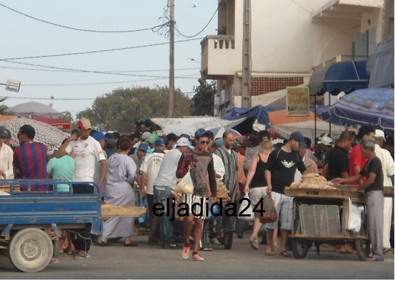 الوليدية : زنقة الشريف الإدريسي تئن تحت وطأة الباعة الموسميين