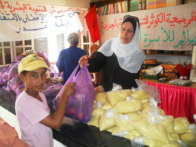 جمعية الكوثر للتنمية البشرية بالجديدة  توزع قفة ليلة القدر احتفاءا بالليلة المباركة