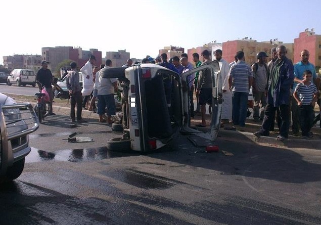 بالصور.. ثلاث جرحى في حادثة انقلاب سيارة أجرة صغيرة بشارع خليل جبران بالجديدة