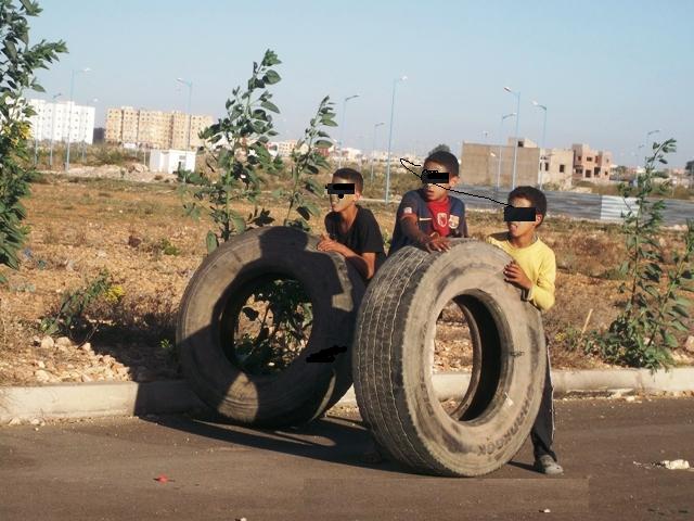 أطفال الجديدة يجمعون عجلات وحطب وأشواك استعدادا لشعالة ليلة عاشوراء 