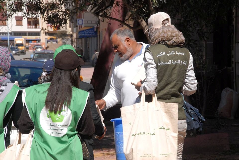 استمرار حملة جمعية القلب الكبير لتوزيع أكياس الثوب بأحياء مدينة الجديدة