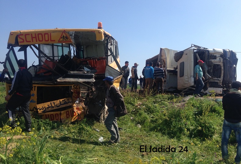 بالصور.. إصابة 5 أشخاص بجروح خطيرة في حادث اصطدام شاحنة وحافلة مدرسية قرب الجديدة