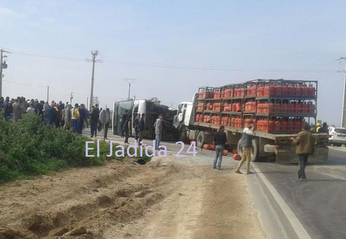 عاجل.. 14 جريحا في اصطدام بين شاحنة وحافلة للنقل الحضري بطريق الجرف الأصفر + صور