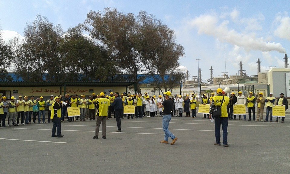 النقابة الوطنية لعمال الفوسفاط بالجديدة تحتج أمام المركب الكيماوي بالجرف الاصفر 