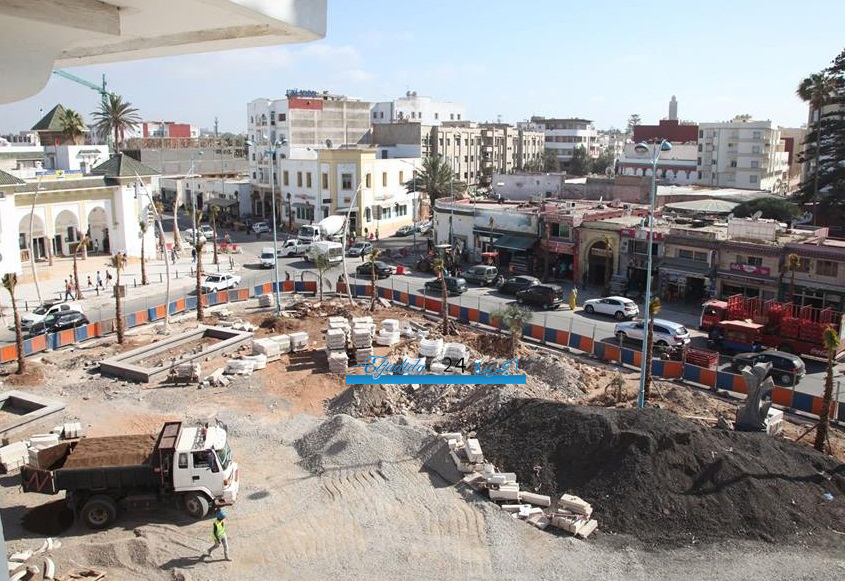 بطء في الأشغال في الساحة المحاذية لمسرح عفيفي بسبب النافورة 