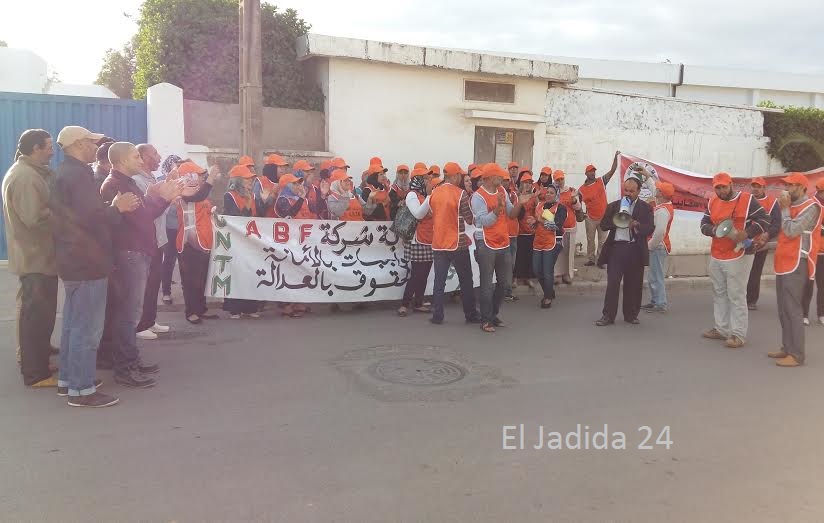 عمال شركة ABF  بالحي الصناعي بالجديدة يحتجون على طرد عضو من مكتبهم النقابي من العمل