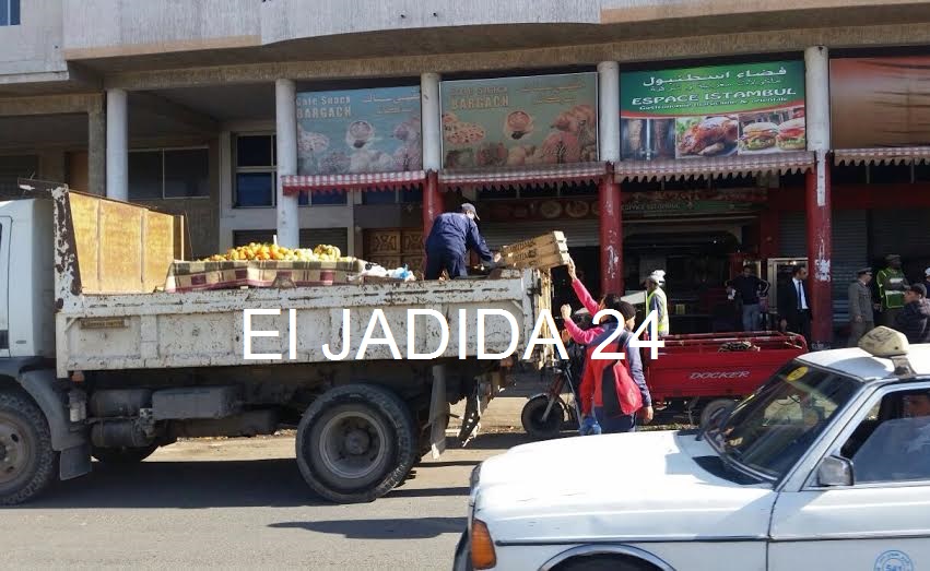 السلطات تحرر الملك العمومي من الباعة المتجولين بشارع محمد الخامس بالجديدة