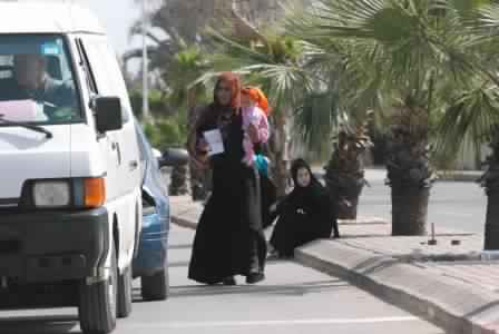 متسولون من سوريا و إفريقيا يغزون شوارع الجديدة 