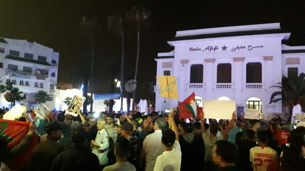 بالصور.. مجموعة من الشباب يصطدمون بوقفة تضامنية مع الحراك الريفي بوسط الجديدة