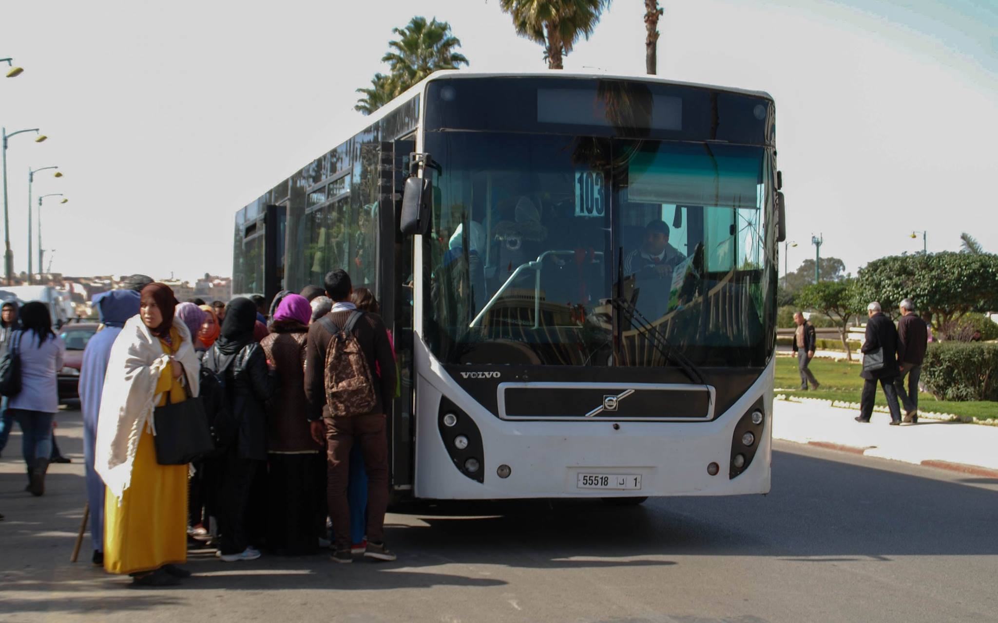 طلبة المركب الجامعي مازغان بالحوزية يشتكون من النقل الحضري ويهددون بالاحتجاج