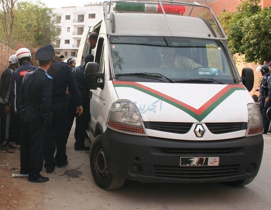 الشرطة تضبط رجلين متزوجين و3 عاهرات في وكر للدعارة بمدينة آزمور