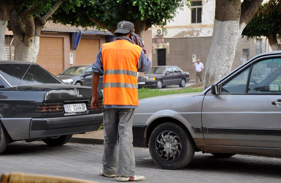 الجديدة : حراس وهميون لمواقف السيارات يخلقون الفوضى ويبتزون المواطنين أمام صمت السلطات