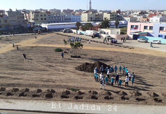 من سوق لبيع المتلاشيات الى مساحة خضراء .. عامل الجديدة يرد الاعتبار لساحة عبد المومن الموحدي في حي السعادة 