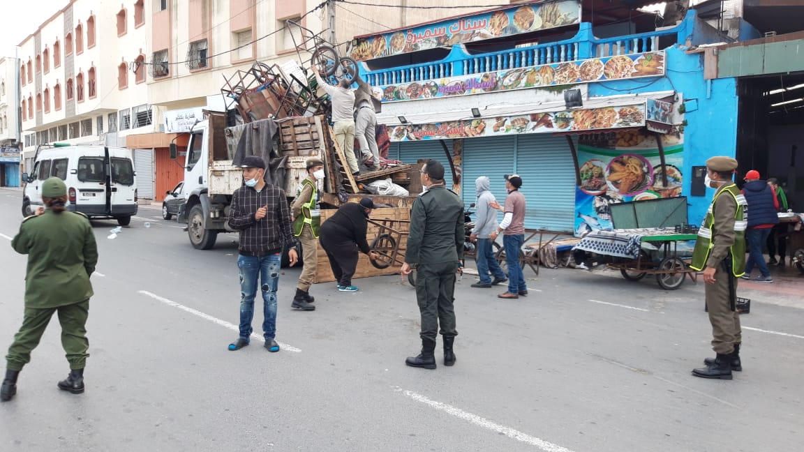 بالصور.. سلطات الجديدة تحجز في حملة بوسط المدينة 65 عربة متجولة لبيع الفواكه