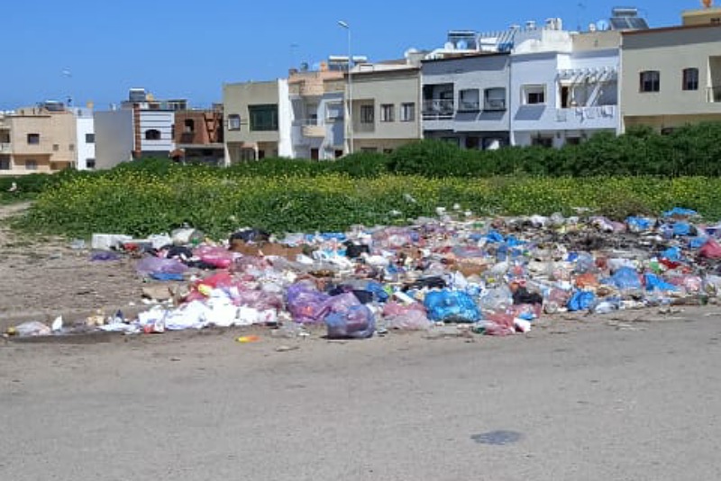 غياب حاويات لجمع النفايات يدفع ساكنة الأندلس بالجديدة لرمي الازبال في الشارع العام