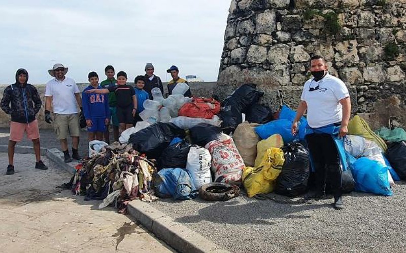 بالصور..  متطوعون من جمعية الغوص بالجديدة ينظمون حملة لتنظيف ''المون'' من النفايات 