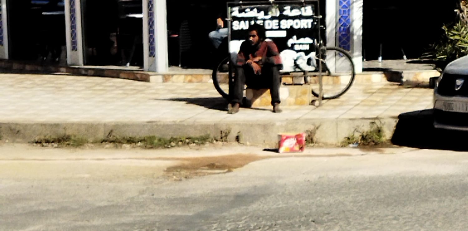 مختل عقليا يثير الفوضى و يعتدي على المارة في حي السعادة بالجديدة 